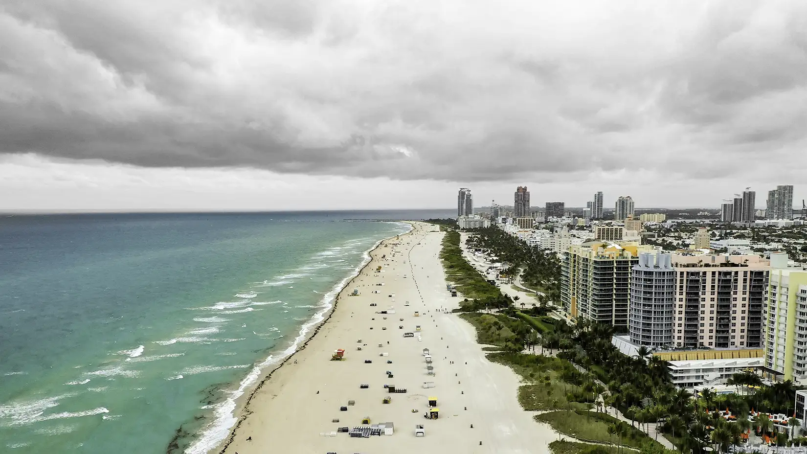 Vista aérea de Miami Beach, Florida — que representa los servicios de construcción comercial y mejora de propiedades de GQM Inc. en todo el Sur de Florida.